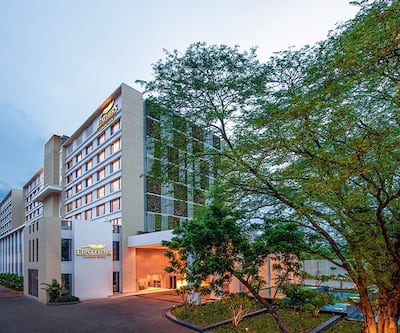 https://imgcld.yatra.com/ytimages/image/upload/t_hotel_yatra_city_desktop/v1474621999/Domestic Hotels/Hotels_Chennai/Feathers - A Radha Hotel/facade.jpg